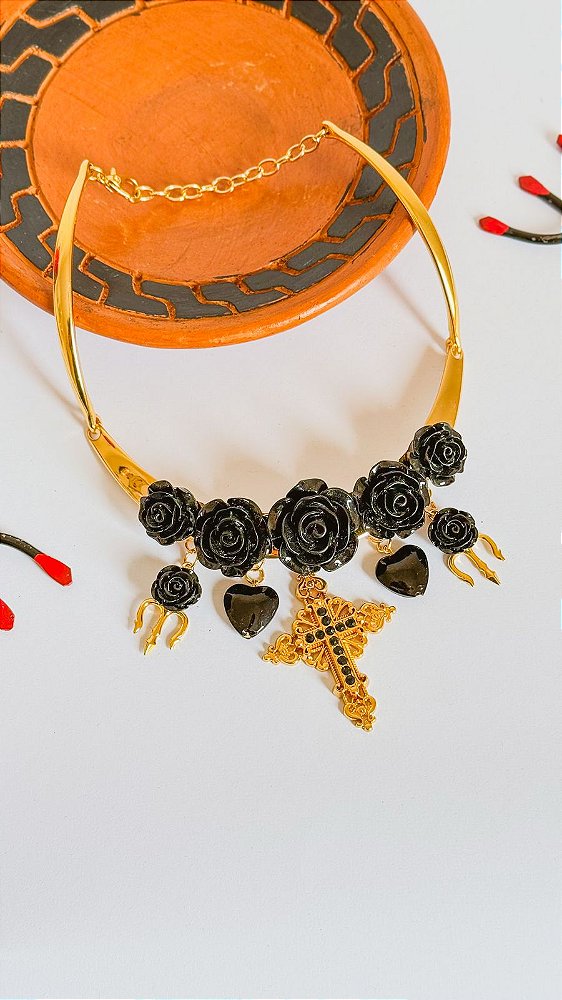 Colar gargantilha folheado de pomba gira com rosas pretas