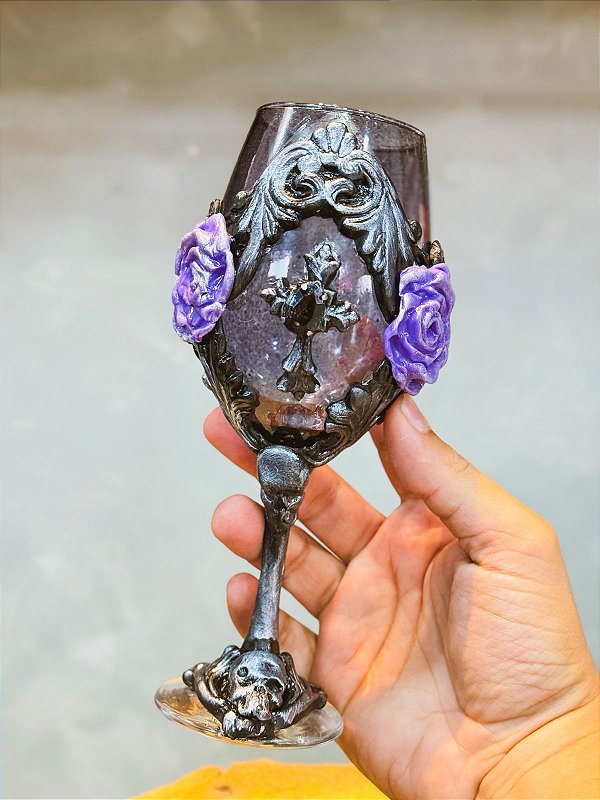 Taça luxo roxa com cruz preta