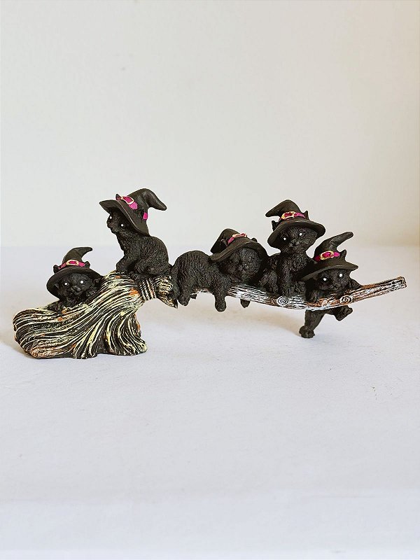 Imagem gatinhos bruxinhos na vassoura