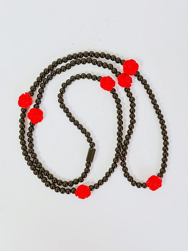 Guia de porcelana preta com rosas vermelhas