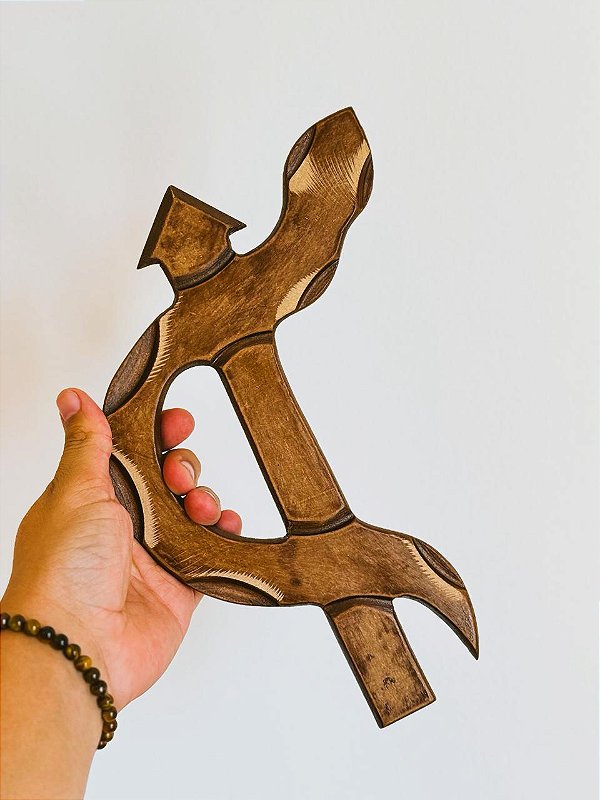 Ferramenta de Oxumaré em madeira