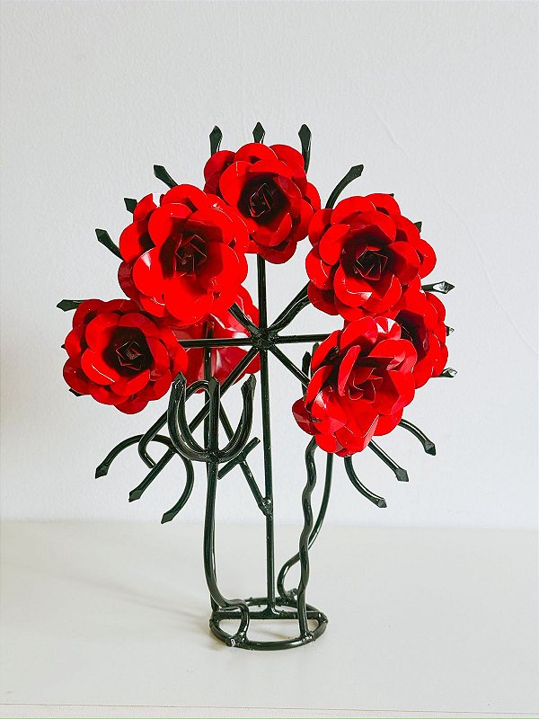 Ferradura para assentamento tridente e 7 rosas vermelhas