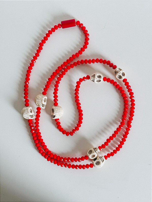 Guia de cristal vermelho com caveira branca