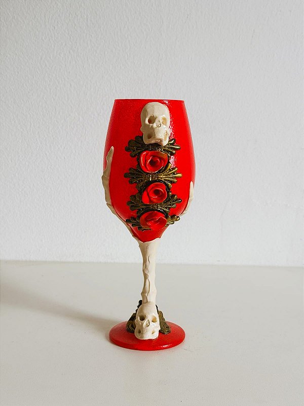 Taça luxo Vermelha com mão de caveira 3 rosas