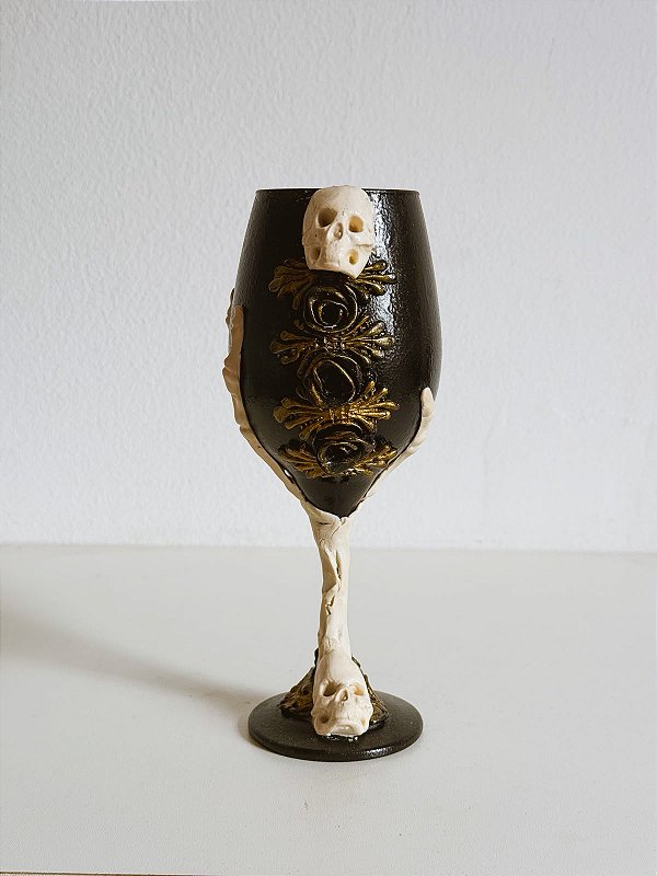 Taça luxo Pomba Gira preta com mão de caveira
