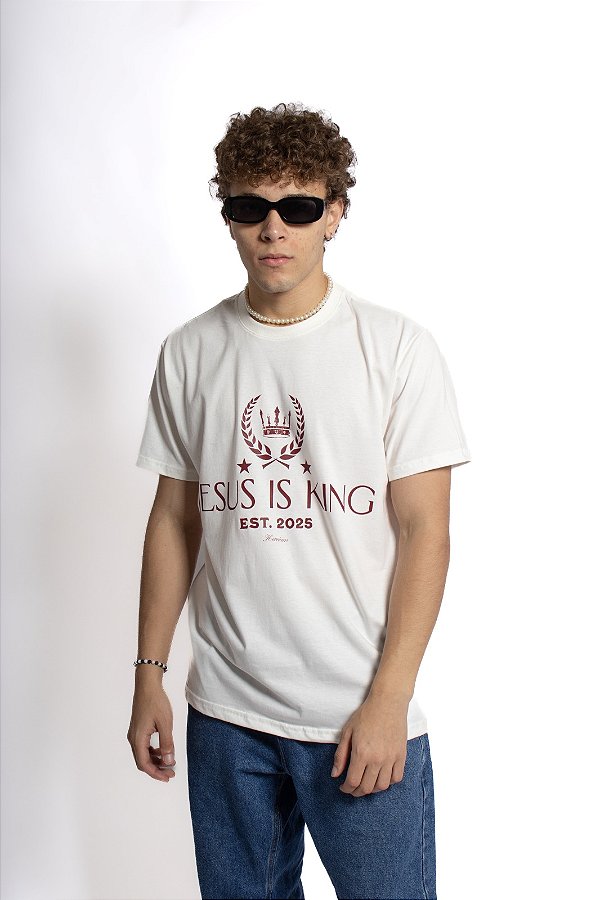 T-SHIRT JESUS IS KING OFF WHITE COM VINHO UNISSEX TRADICIONAL PREMIUM
