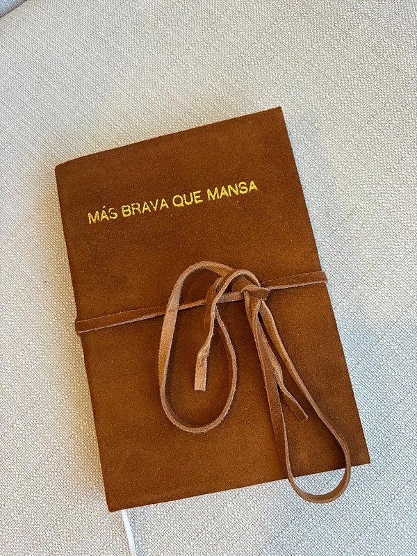 Caderno Más Brava que Mansa Marrom