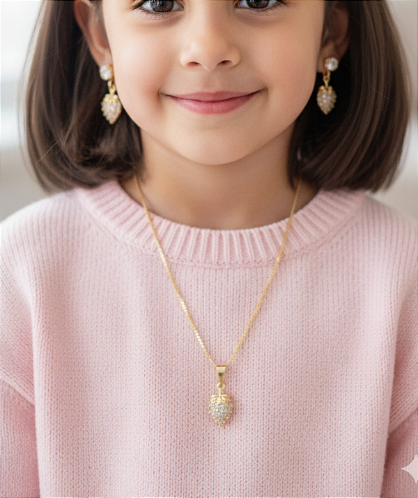 Conjunto Infantil morango cravejado de micro zircônia (BANHADO A OURO 18K)
