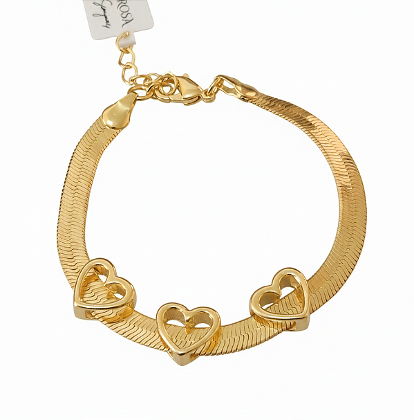 Pulseira fita laminada com pingente de três coração (BANHADO A OURO 18K)