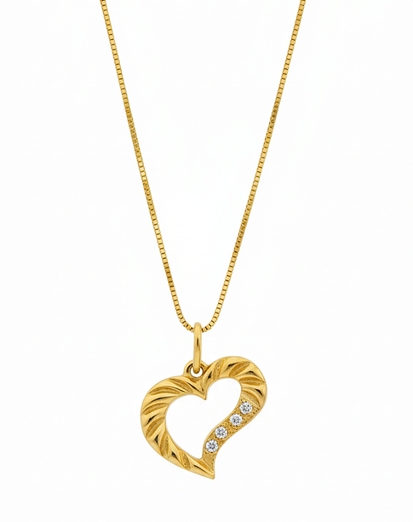 Corrente com pingente de coração curvo com quatro pedras de zircônia cristal (BANHADO A OURO 18K)