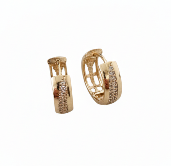 Argola aro grosso com detalhe cravejado e parte vazada (BANHADO A OURO 18K)