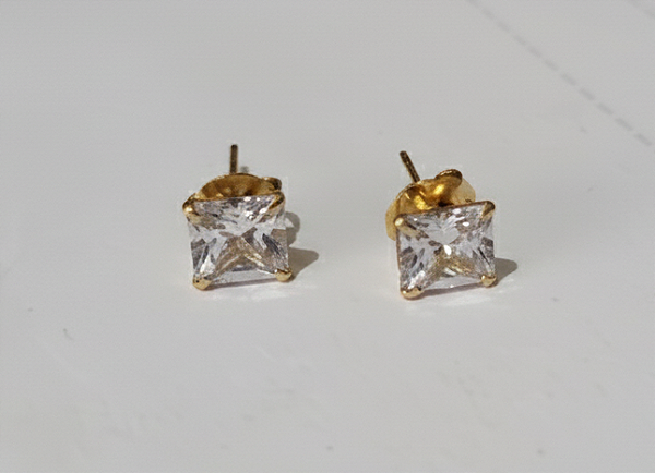 Brinco ponto de luz quadrado cristal (BANHADO A OURO 18K)