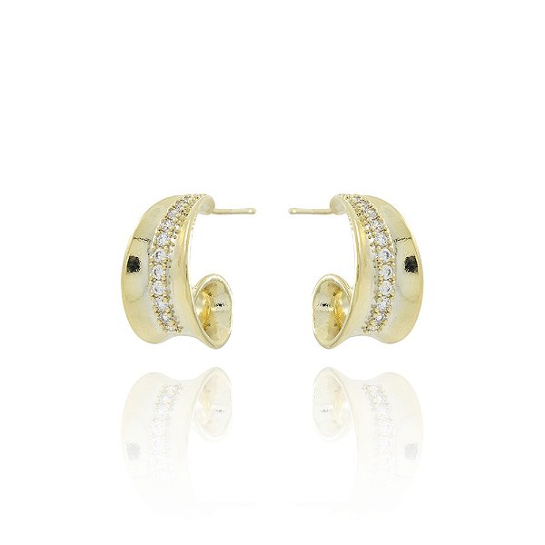 Brinco Meia Argola Detalhada Cravejada Com Zircônias Cristais (BANHADO A OURO 18K)