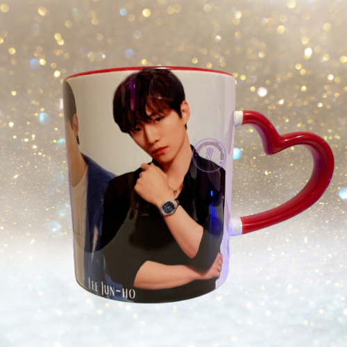 CANECA VERMELHA COM ALÇA CORAÇÃO - Lee Jun-ho