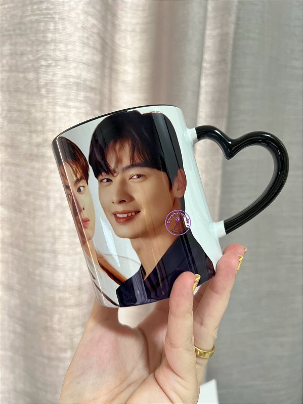 CANECA PRETA COM ALÇA CORAÇÃO -  Cha Eun-woo