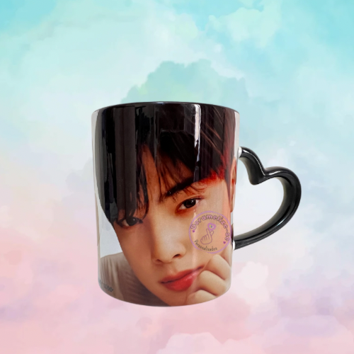 CANECA PRETA COM ALÇA CORAÇÃO- Rosto Cha Eun-woo