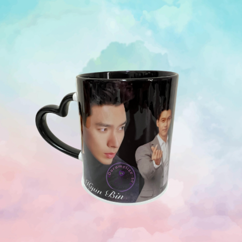 CANECA PRETA COM ALÇA CORAÇÃO- HYUN BIN