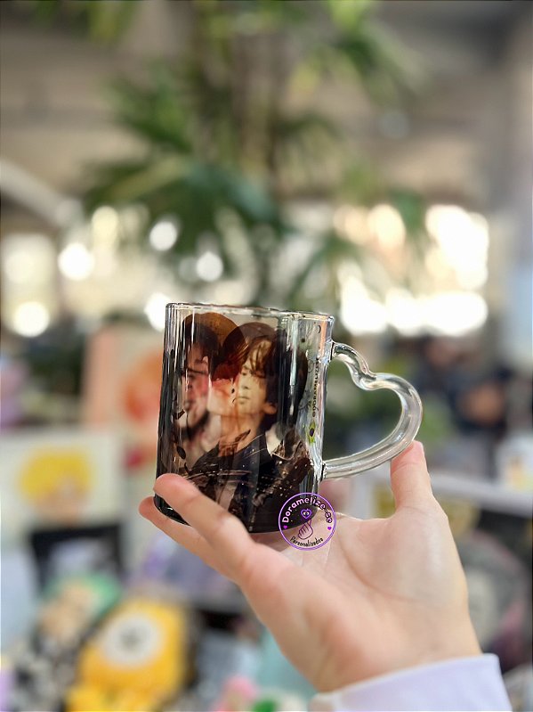 Caneca  vidro alça coração - JIMIN MAGNATE