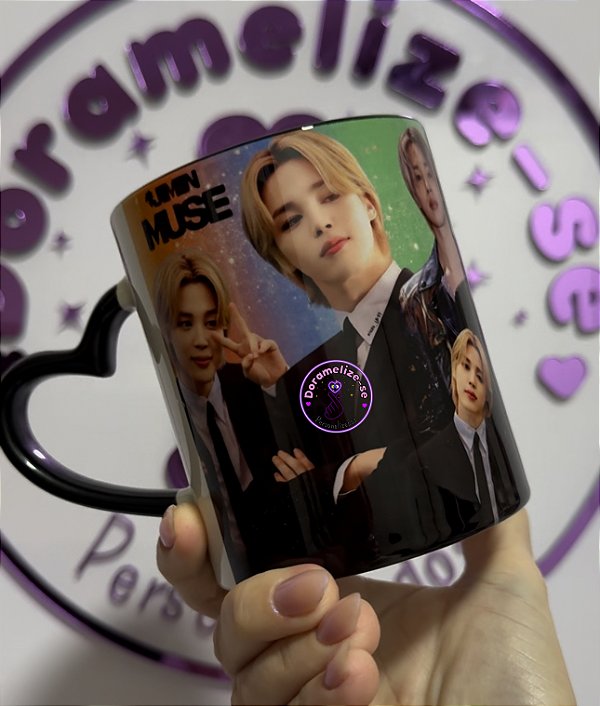 CANECA PRETA COM ALÇA CORAÇÃO - JIMIN MUSE