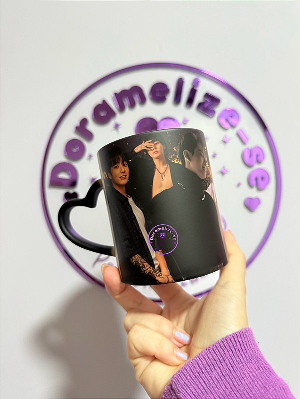 CANECA MÁGICA PRETA COM ALÇA CORAÇÃO - JUNG KOOK