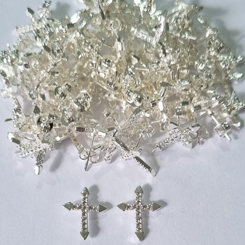 BRINCO FOLHEADO A PRATA COM 50 MILÉSIMOS + VERNIZ DIAMOND CRUCIFIXO 13,7MM (PAR) PRBR000002