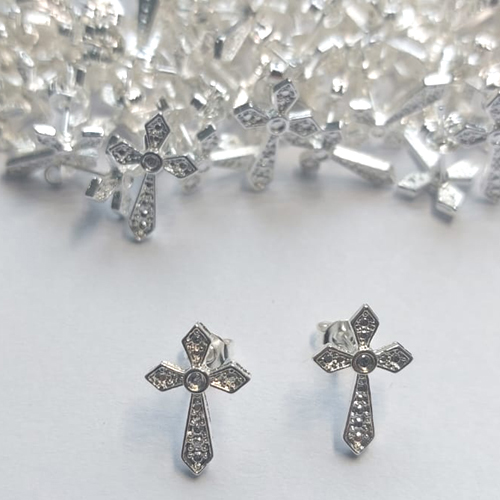 BRINCO FOLHEADO A PRATA COM 50 MILÉSIMOS + VERNIZ DIAMOND CRUCIFIXO 16MM (PAR) PRBR000004