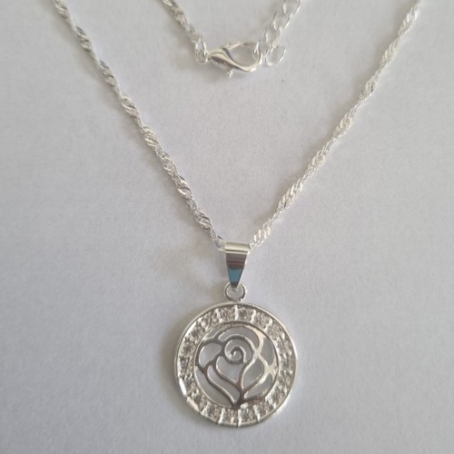 GARGANTILHA FOLHEADA A PRATA  COM 50 MILÉSIMOS  + VERNIZ DIAMOND CORRENTE SINGAPURA 45CM E PINGENTE FLOR COM MICRO ZIRCÔNIAS EM VOLTA 16MM PRGG000025