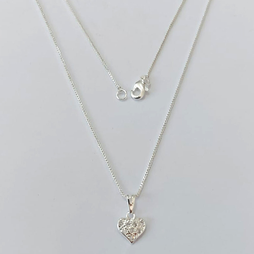 GARGANTILHA FOLHEADA A PRATA COM 50 MILÉSIMOS + VERNIZ DIAMOND CORRENTE VENEZIANA 45CM E PINGENTE CORAÇÃO CRAVEJADO EM MICROS ZIRCÔNIAS 10MM PRGG000031