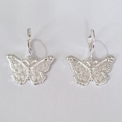 BRINCO FOLHEADO A PRATA COM 50 MILÉSIMOS + VERNIZ DIAMOND ARGOLINHA DE PRESSÃO BORBOLETA 15 X 23MM PRBR000097