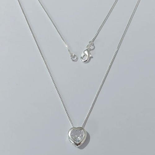 GARGANTILHA FOLHEADA A PRATA COM 50 MILÉSIMOS + VERNIZ DIAMOND - CORRENTE VENEZIANA PINGENTE CORAÇÃO COM ZIRCÔNIA CRISTAL 10MM PRGG000180
