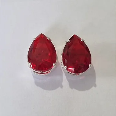 BRINCO FOLHEADO A PRATA COM 50 MILÉSIMOS + VERNIZ DIAMOND COM ZIRCÔNIA VERMELHA 10X14MM PRBR000188