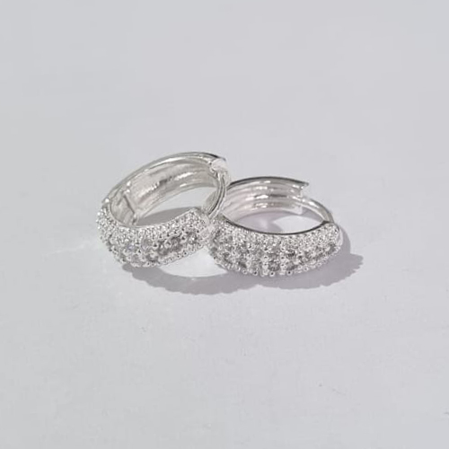 BRINCO FOLHEADO A PRATA COM 50 MILÉSIMOS + VERNIZ DIAMOND ARGOLA 3 FILEIRAS COM MICRO ZIRCÔNIAS COM TRAVA 11MM LARGURA 3MM (PAR) PRBR000244