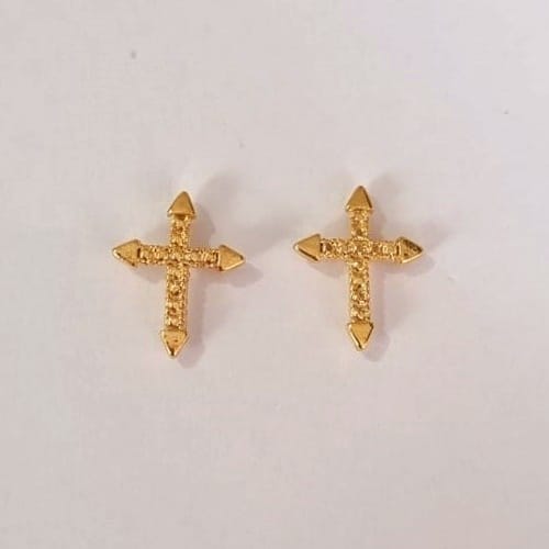 BRINCO FOLHEADO A OURO CRUCIFIXO COM BRILHOS 14X10MM OUBR000024