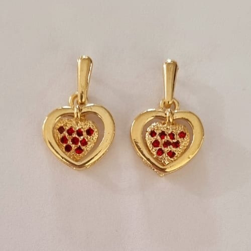 BRINCO FOLHEADO A OURO CORAÇÃO COM MICRO ZIRCÔNIAS VERMELHA 20MM OUBR000037