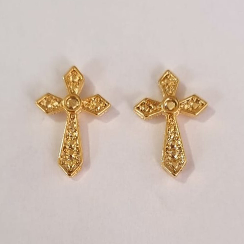 BRINCO FOLHEADO A OURO CRUCIFIXO 15X10MM OUBR000049