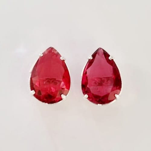 BRINCO FOLHEADO A PRATA COM 50 MILÉSIMOS + VERNIZ DIAMOND COM ZIRCÔNIA VERMELHA 10X14MM PRBR000298