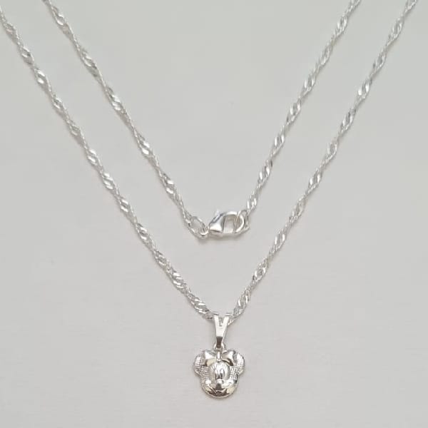 GARGANTILHA FOLHEADA A PRATA COM 50 MILÉSIMOS + VERNIZ DIAMOND COM CORRENTE SINGAPURA 45CM MINNIE COM LACINHO 10MM FECHO LAGOSTA PRGG000480