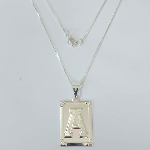GARGANTILHA FOLHEADA A PRATA COM 50 MILÉSIMOS + VERNIZ DIAMOND - GARGANTILHA CORRENTE 45CM PINGENTE PLACA RETANGULAR LETRA " A " 20X28MM - FECHO LAGOSTA - PRGG000472