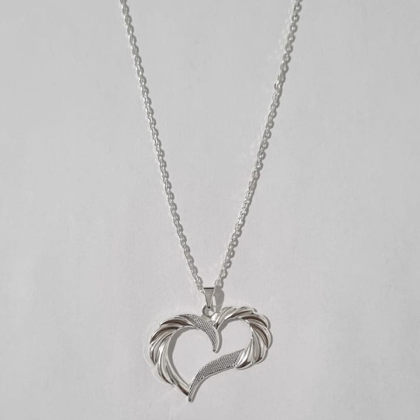 GARGANTILHA FOLHEADA A PRATA COM 50 MILÉSIMOS + VERNIZ DIAMOND COM CORRENTE 44CM CORAÇÃO VAZADO 35X29MM PRGG000535
