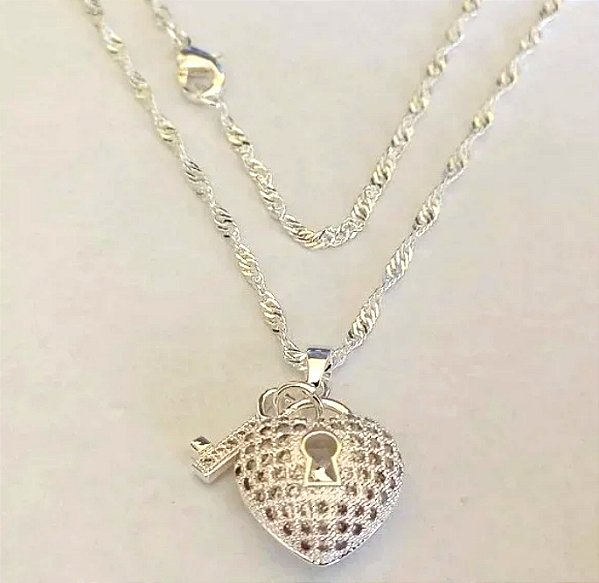 GARGANTILHA FOLHEADA A PRATA COM 50 MILÉSIMOS + VERNIZ DIAMOND COM CORRENTE SINGAPURA 45CM CORAÇÃO E CHAVE COM MICRO ZIRCÔNIAS COM FECHO LAGOSTA PRGG000540