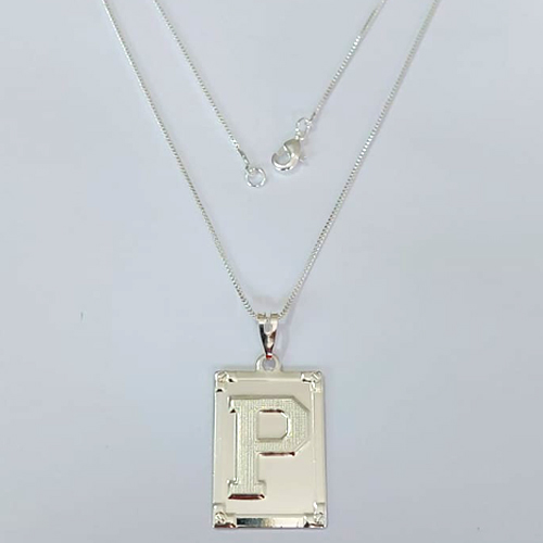 GARGANTILHA FOLHEADA A PRATA COM 50 MILÉSIMOS + VERNIZ DIAMOND - GARGANTILHA CORRENTE 45CM PINGENTE PLACA RETANGULAR LETRA " P " 20X28MM - FECHO LAGOSTA - PRGG000540