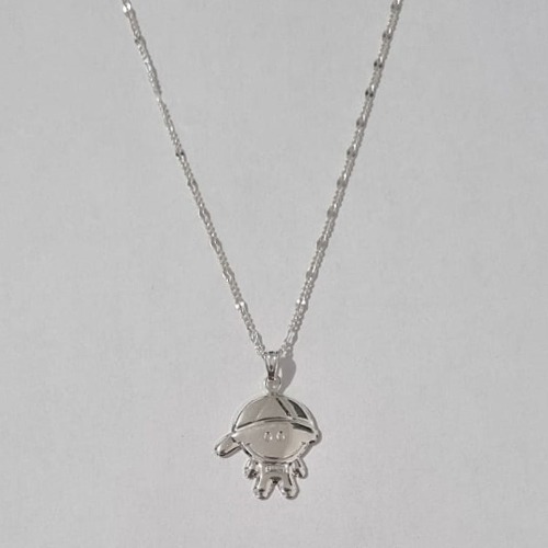 GARGANTILHA FOLHEADA A PRATA COM 50 MILÉSIMOS + VERNIZ DIAMOND CORRENTE 42CM PINGENTE MENINO DE BONÉ 22MM PRGG000560