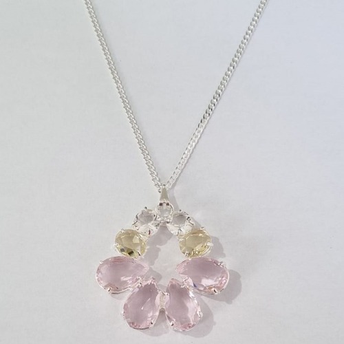 GARGANTILHA FOLHEADA A PRATA COM 50 MILÉSIMOS + VERNIZ DIAMOND CORRENTE 70CM PINGENTE COM ZIRCÔNIAS ROSA/AMARELO/CRISTAL 37MM PRGG000615