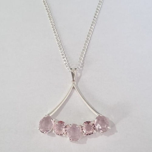 GARGANTILHA FOLHEADA A PRATA COM 50 MILÉSIMOS + VERNIZ DIAMOND CORRENTE 70CM PINGENTE COM ZIRCÔNIAS ROSAS 42X37MM PRGG000616