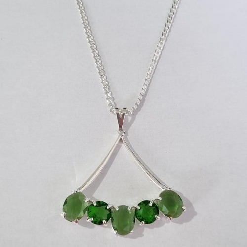 GARGANTILHA FOLHEADA A PRATA COM 50 MILÉSIMOS + VERNIZ DIAMOND CORRENTE 70CM PINGENTE COM ZIRCÔNIAS VERDES 42X37MM PRGG000617