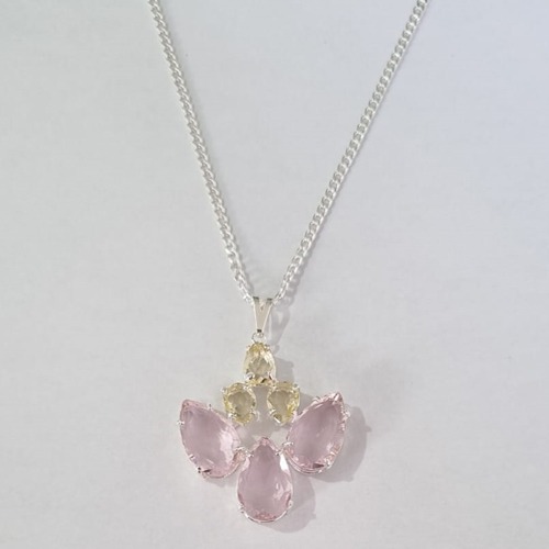 GARGANTILHA FOLHEADA A PRATA COM 50 MILÉSIMOS + VERNIZ DIAMOND CORRENTE 70CM PINGENTE COM ZIRCÔNIAS ROSA E AMARELA 32MM PRGG000618