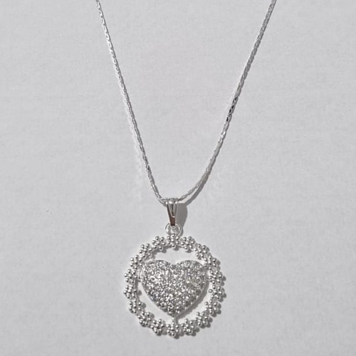 GARGANTILHA FOLHEADA A PRATA COM 50 MILÉSIMOS + VERNIZ DIAMOND CORRENTE L-11 42CM PINGENTE CORAÇÃO COM MICROS ZIRCÔNIAS EM VOLTA DE FLORES 21MM + EXTENSOR PRGG000712