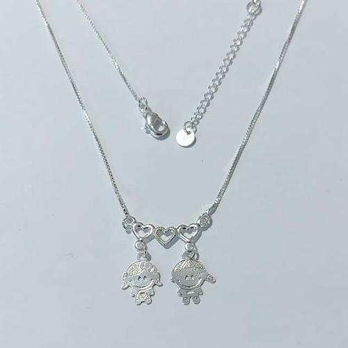 GARGANTILHA FOLHEADA A PRATA COM 50 MILÉSIMOS + VERNIZ DIAMOND CORRENTE VENEZIANA 42CM PINGENTE CORAÇÃO VAZADO 1 MENINO E 1 MENINA 21MM PRGG000721