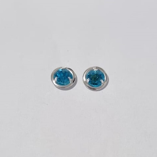 BRINCO FOLHEADO A PRATA COM 50 MILÉSIMOS + VERNIZ DIAMOND ZIRCÔNIA AZUL REDONDA 8MM PRBR000514