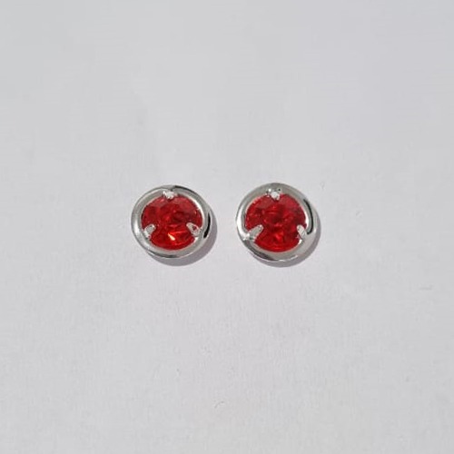 BRINCO FOLHEADO A PRATA COM 50 MILÉSIMOS + VERNIZ DIAMOND ZIRCÔNIA VERMELHA REDONDA 8MM PRBR000517